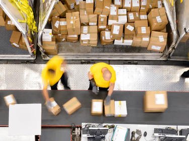 Pracovníci vychystávající produkty ve skladu Prologis