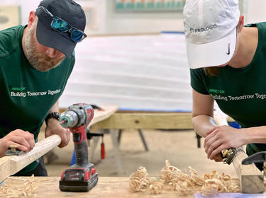Két Prologis alkalmazott egy fadarabot csiszol egy IMPACT-napi projekt keretében Két Prologis alkalmazott egy fadarabot csiszol egy IMPACT-napi projekt keretében